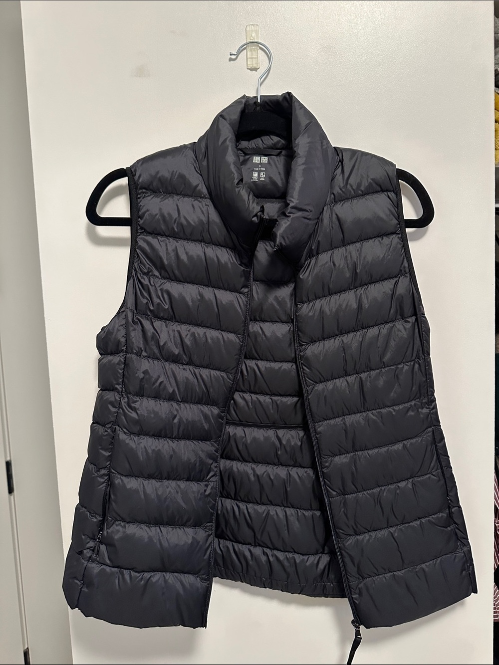 Uniqlo Black Quilted Packable Down Vest - Women's